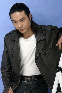 何金灵 as 万威/万伯龙之子