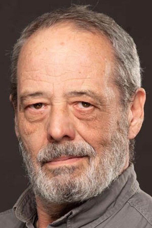 Mauricio Minetti as Cruz