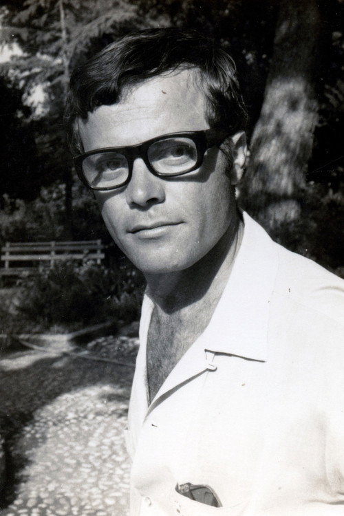 Andon Qesari as Doktor Kozma Ledhi