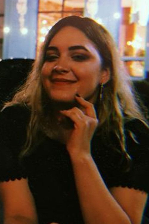 Lucrecia Gómez as Nina