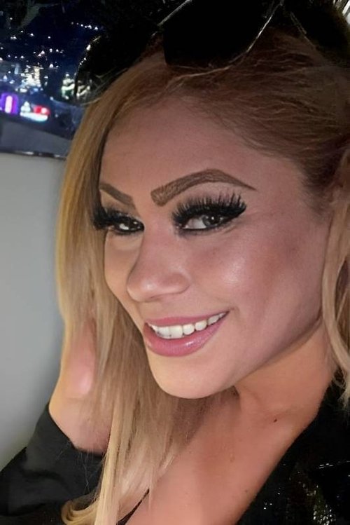 Dayanna Dowson Kahn as Amiga de Aurelia