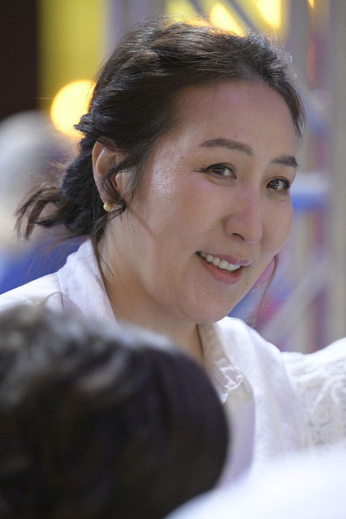 Navchaa Bazarjav as Lessor