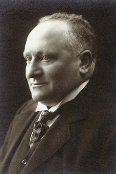 Viggo Lindstrøm as Old Pitou (third sequence)