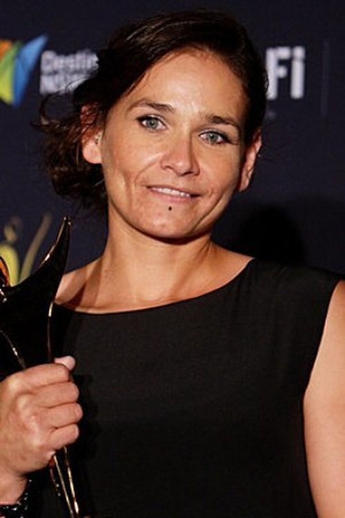 Louise Harris as Elizabeth Harvey