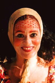 Lívia Falcão as Dora