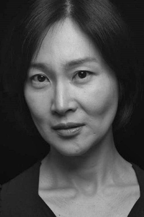 Min Hyo-gyeong as Yoo-gyeong's mother