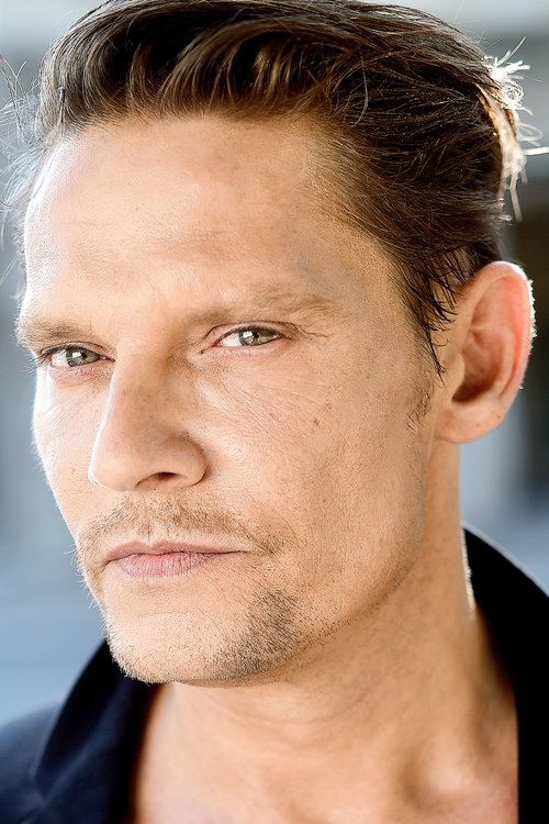 Roberto Thoenelt as Simon Jäckel