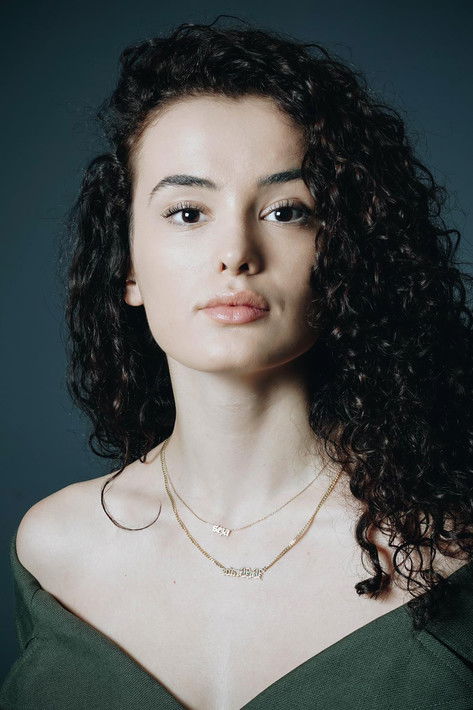 Sezanur Sözer as Eleni
