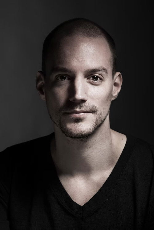 Justus van Dillen as Alex