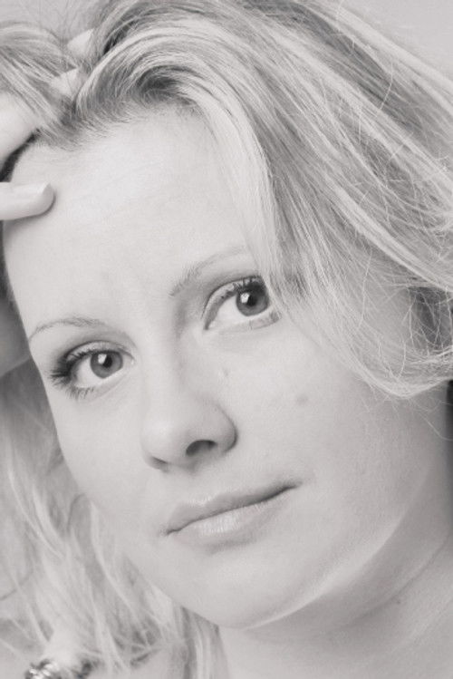 Yuliya Safronova as Саша