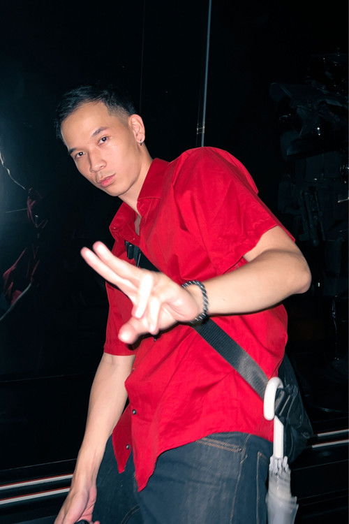 Komkid Maitham as Podcaster