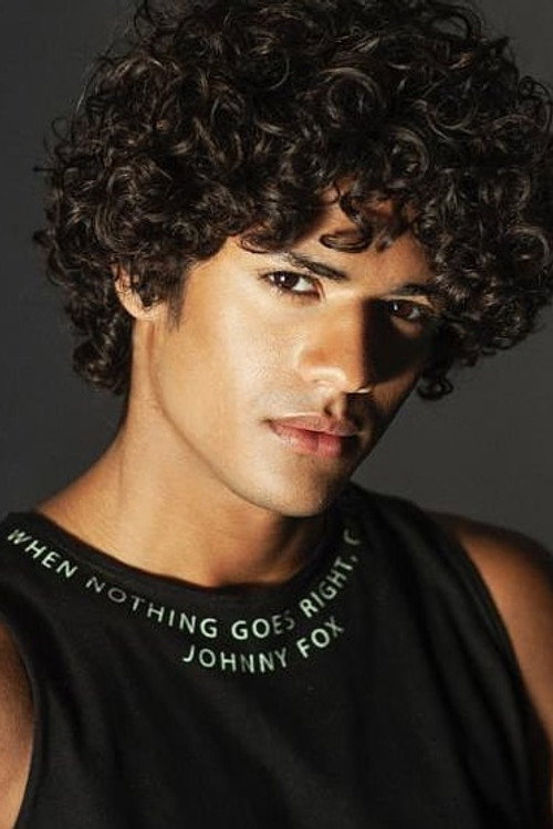 Gabriel Santana as Paulo