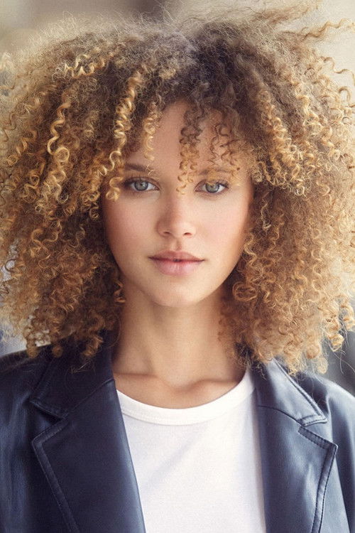 Taynara Wolf as Ines 'Chelsea B.' Fischer