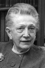 Agnes Windeck as Baronin von Blossin, seine Mutter