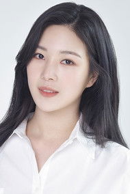 Fila Lee as Lee Gyung-suk (Hwain family's maid)