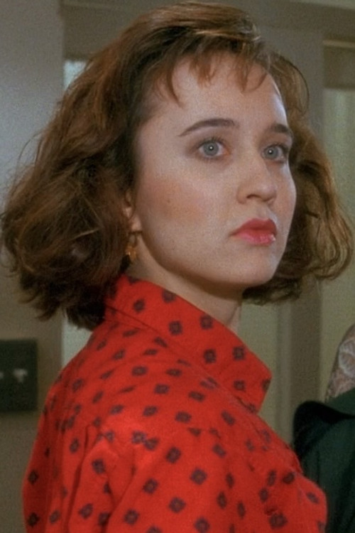 Anne Bobby as Ele Morris