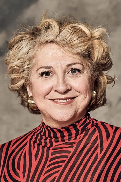 Esther García as Woman who does nails