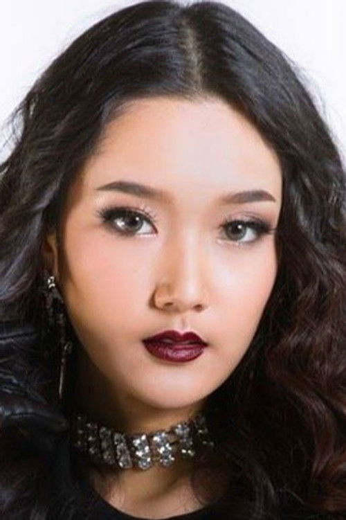 Pastari Chattammaphong as Bee