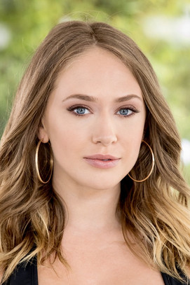 Kagney Linn Karter as Lizzie Lapschwitz