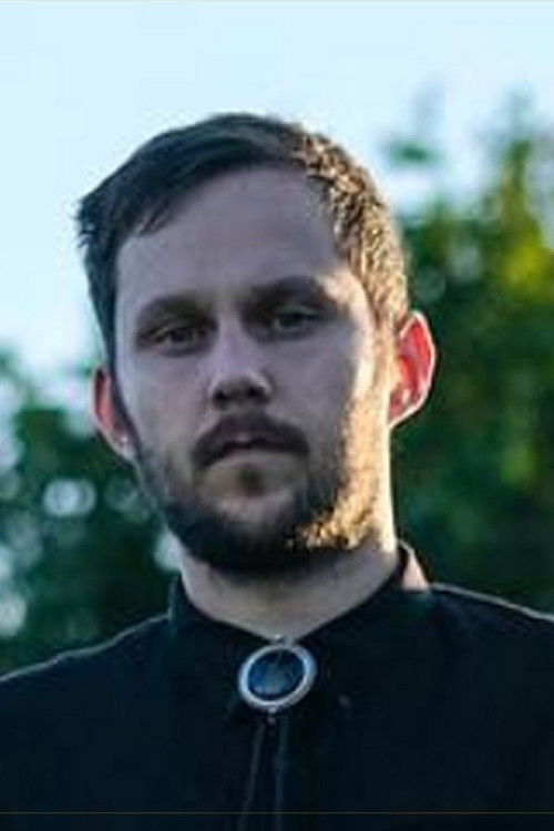 Josh Munday as Musicien/Bassiste