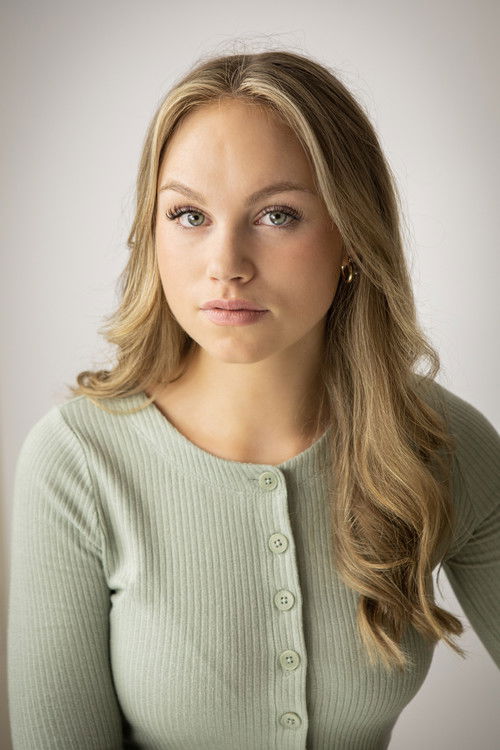 Ashley Dingwell as Elizabeth