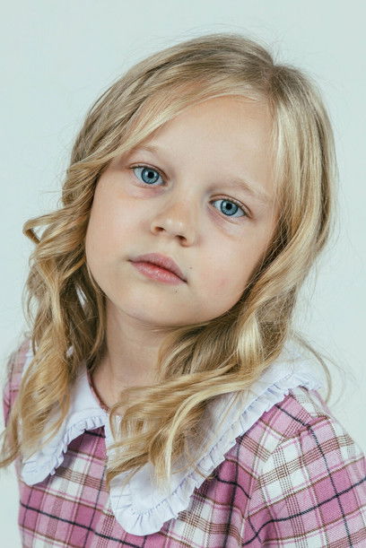 Варвара Бирюкова as Алёнка