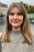 Linnea Cart-Lamy as Alma