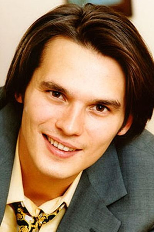 Vlad Stashevsky as Толик Алмазов