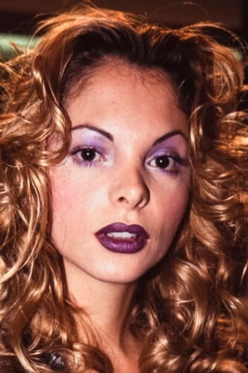 Léa Vigny as Léa, la fiancée d'Alexandre