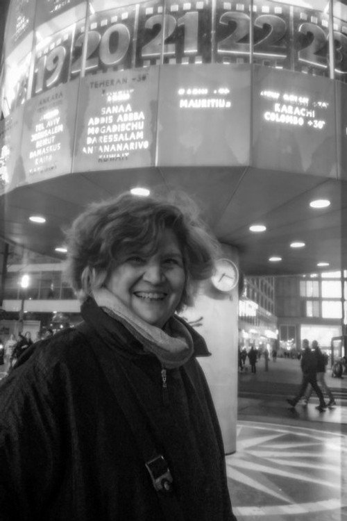 Vouvoula Skoura as Narrator