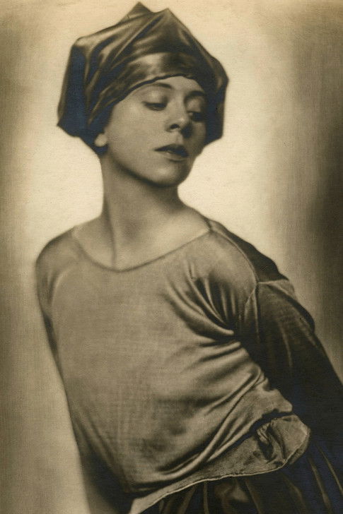 Lucy Kieselhausen as 