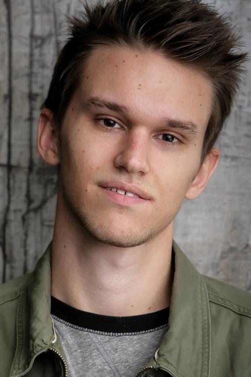 Colin Dennard as Elliott Gold