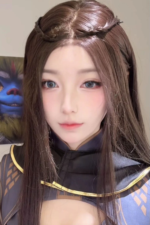 Lin Zhaoyan as 龙萱 (voice)