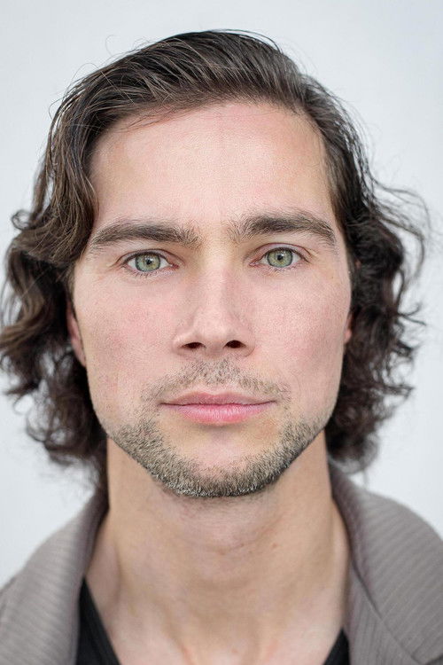 Milan Swagers as Pieter