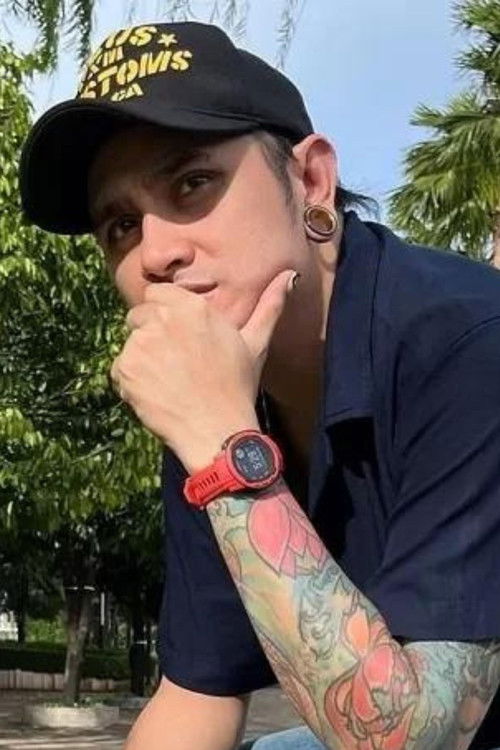 Vicky Nitinegoro as Drunkard 1