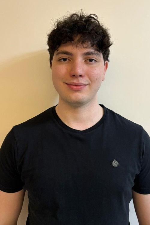 Arthur Taranti as Félix