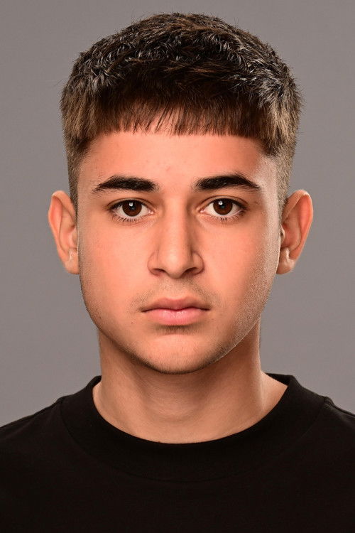 Kaan Guldur as Young Arthur (9 Years Old)