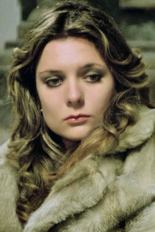 Alexia Loreto as Kinga - Female Bandit