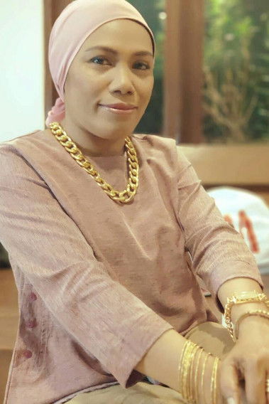 Nurlela M. Ipa as Dhira