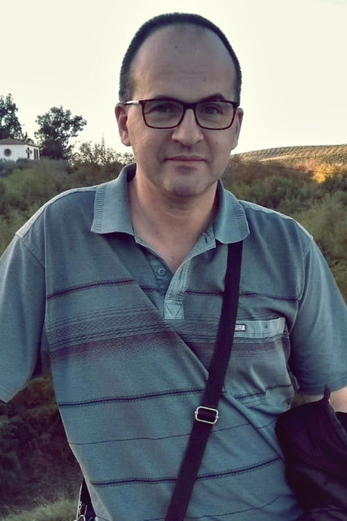 Alberto Noriega as Policía recepcionista