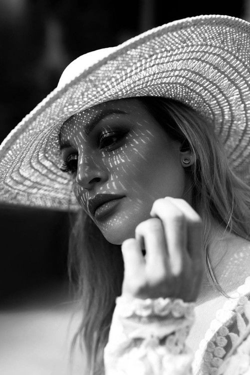 Karin Hanser as Festgäst