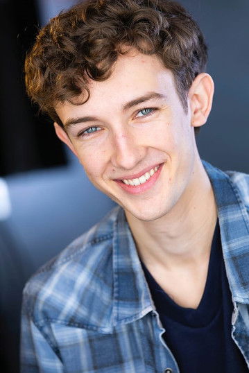 Tom Shevela as Ian