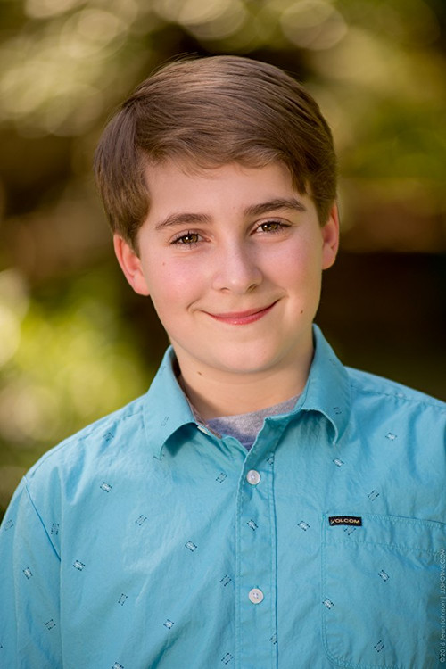 Kristoffer Holtan as Clyde