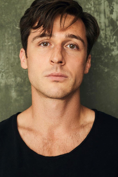 Theodore Newton as Scott Baxter