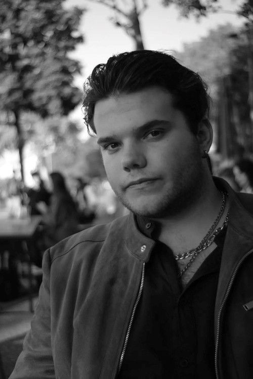 Benjamin Vandecasteele as Le policier au téléphone