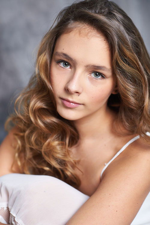 Darya Andreeva as Анна в детстве