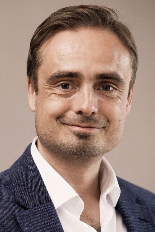 Mathias Grove as Kapelmester og keyboard