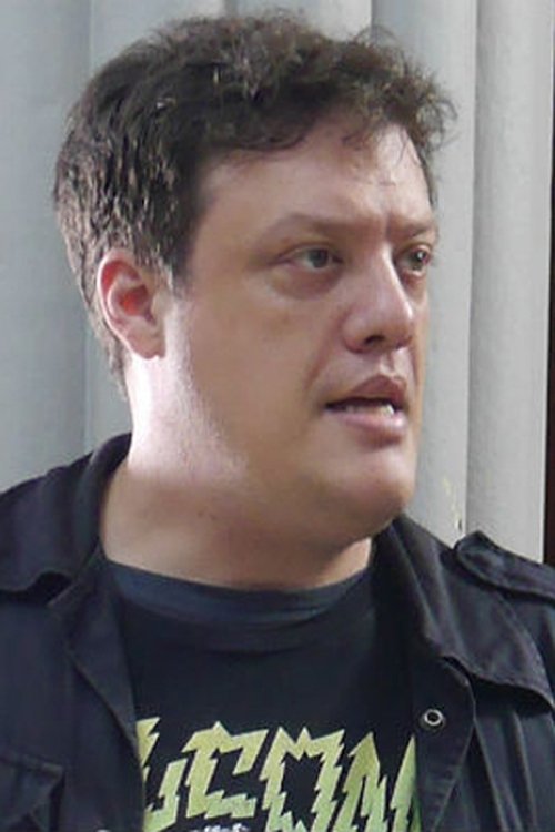 Sebastián Perillo as Kiosquero