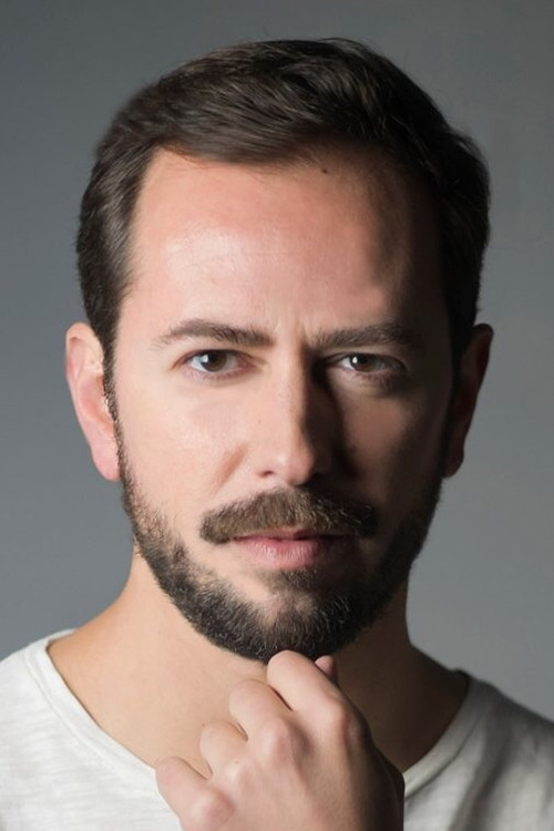 Cláudio Henriques as Hélio