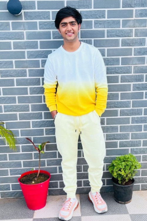 Mohammedsaud Mansuri as Young Bala